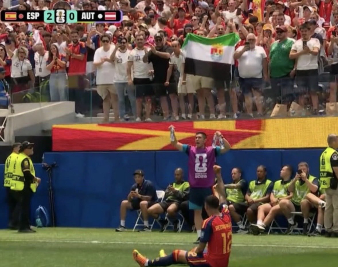 josekun10's tweet photo. Viva EXTREMADURA, la mejor tierra del mundo.

Presentes, con España, con Pedro Porro. Juntos seremos invencibles 💚🤍🖤 https://t.co/26RkI2by1O
