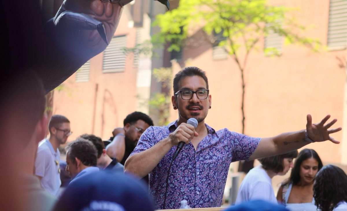 Brianr4NY's tweet photo. I stand with workers. All workers.
Solidarity forever ✊🏼

📸: @NYHTC https://t.co/m77BstvUb8
