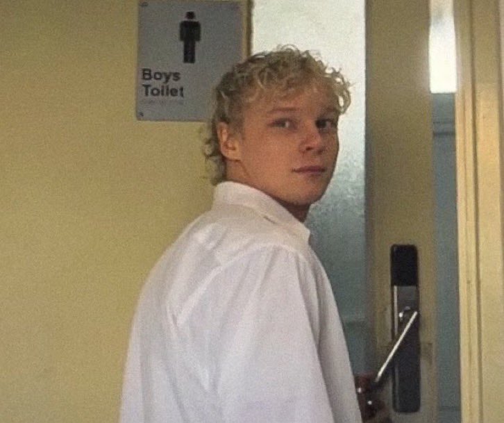 geryrrs's tweet photo. He was so happy to see him like so sneaky to go to the bathroom and make out ☹️ https://t.co/3YL4edZ1jv