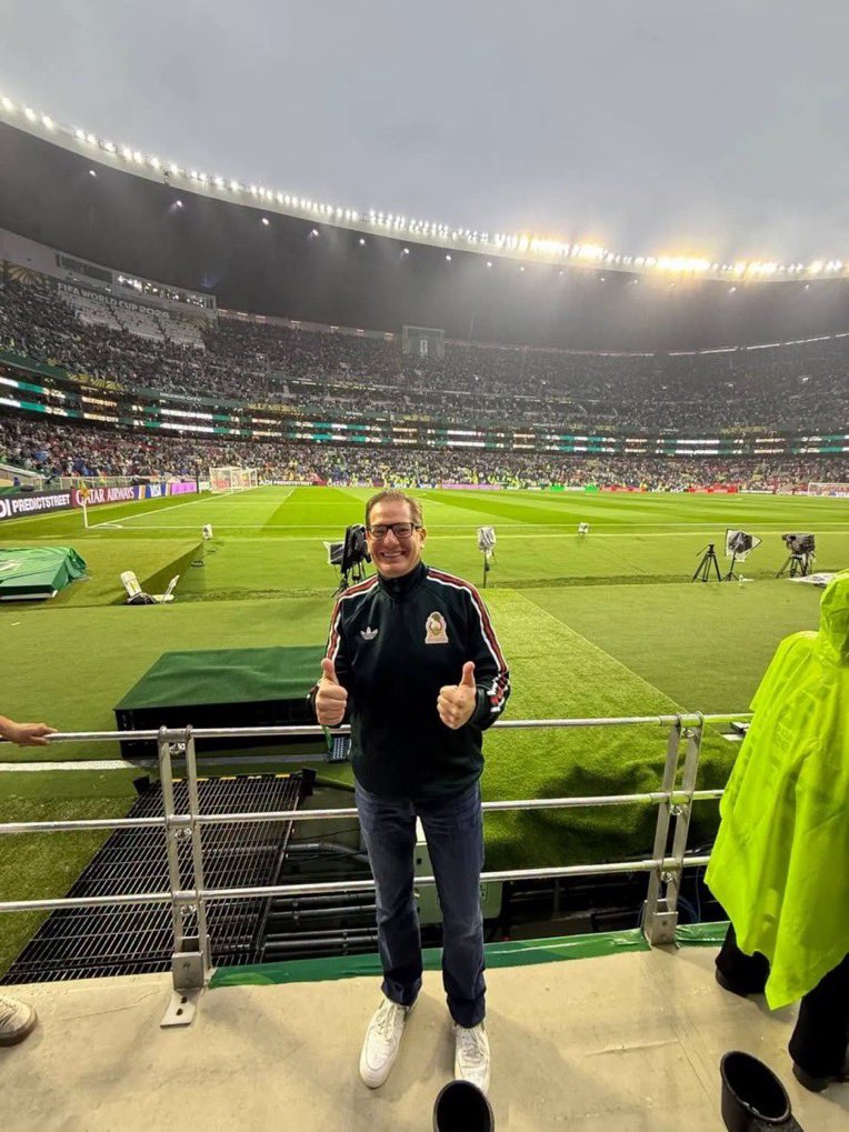 DavidVargasA18's tweet photo. Y este hombre de Movimiento Ciudadano: Salomón Chertorivski.

Los políticos ricos de México, tomándose fotos en los partidos de México.

Los políticos que se han embolsado el dinero, de las y los mexicanos, en plena diversión y cinismo.
RT👇 https://t.co/Z9jLTKpBlh