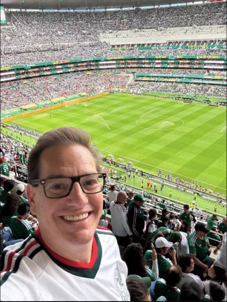 DavidVargasA18's tweet photo. Y este hombre de Movimiento Ciudadano: Salomón Chertorivski.

Los políticos ricos de México, tomándose fotos en los partidos de México.

Los políticos que se han embolsado el dinero, de las y los mexicanos, en plena diversión y cinismo.
RT👇 https://t.co/Z9jLTKpBlh