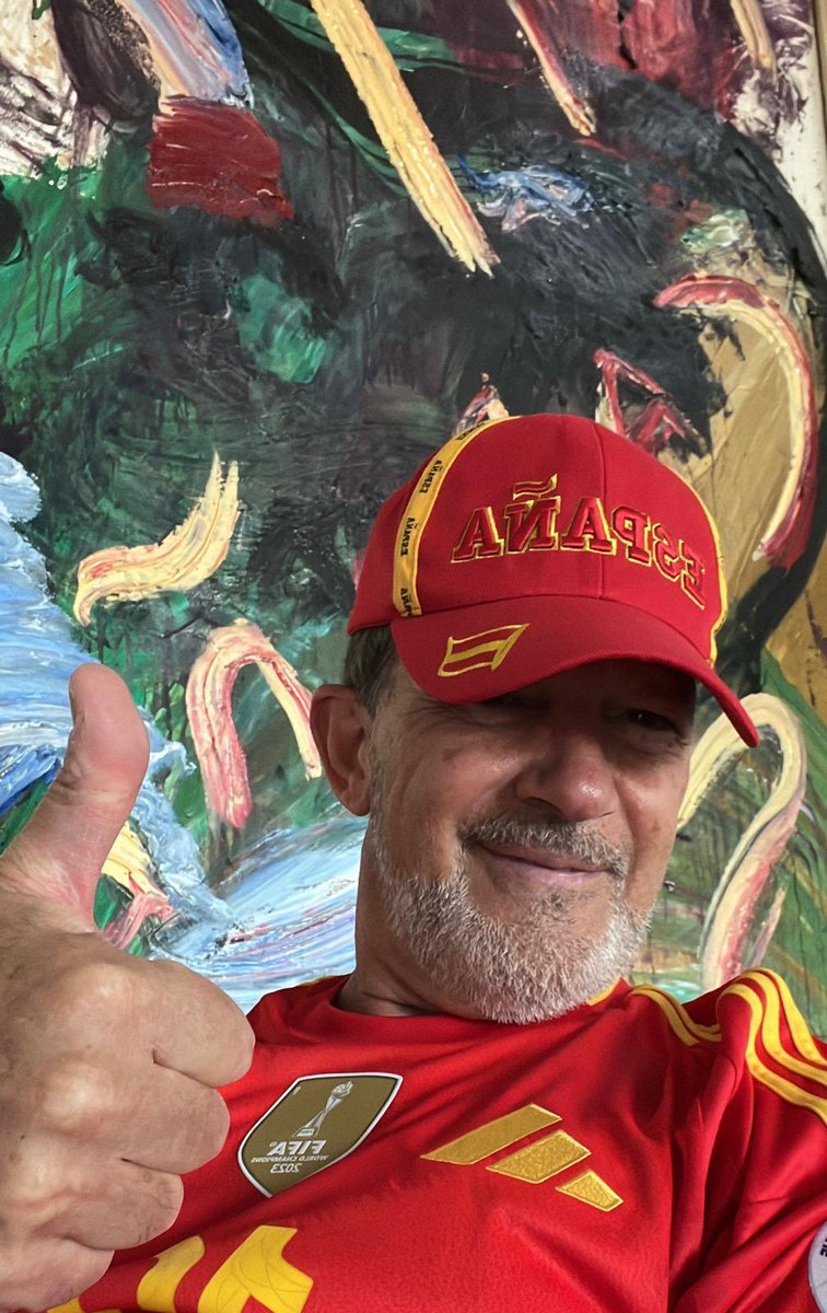 antoniobanderas's tweet photo. Mi hija en Los Ángeles y yo en Málaga, en contacto continuo y disfrutando del juego de la selección española.

My daughter in Los Angeles, me in Málaga… staying connected and enjoying Spain’s match together.

@SEFutbol #fifaworldcup #CopaMyndialFIFA
#stellabanderas #alexgruszynski