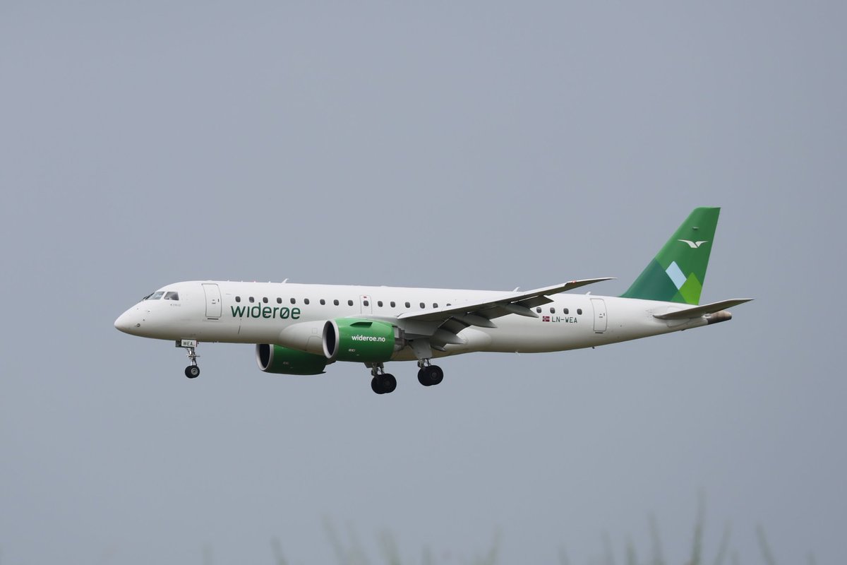 Sange_Akira's tweet photo. 2026/6/3
Wideroe🇳🇴
Embraer E190-E2
LN-WEA
Munich Airport
EDDM/MUC
#Embraer #emb190 #airlines
#aviation
北滑走路の有名な撮影地ですが、
「水利施設のため立ち入り禁止」
との札があったため敷地外より。
北滑走路のお手軽な撮影地を探さないとね、、 https://t.co/bCbRNJGwOj