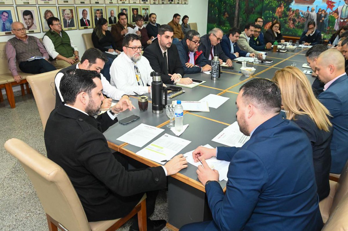 AsuncionMuni's tweet photo. Durante el encuentro, instó a su equipo a sostener el ritmo de trabajo, cumplir los compromisos asumidos y mantener el foco en la recuperación de Asunción, recordando que cada acción de la gestión impacta directamente en la calidad de vida de la ciudadanía. https://t.co/RUHUbI5Nle