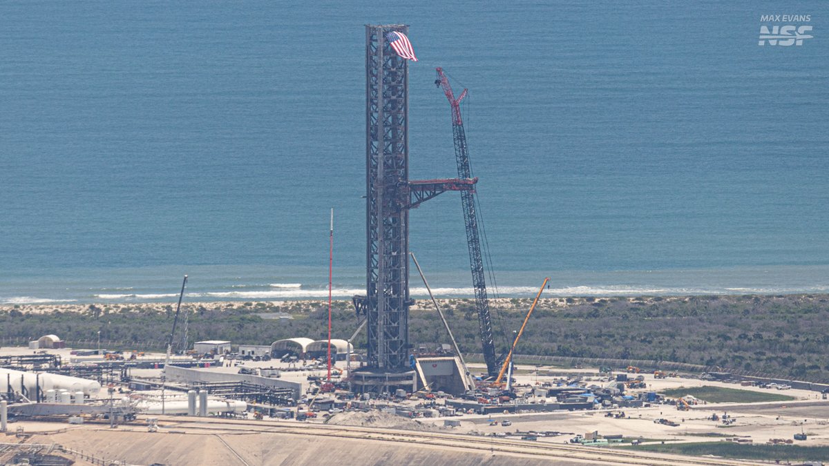 _MaxQ_'s tweet photo. The Space Coast skyline is changing so fast these days.   

With Gigabay now at its full height in Florida, we can finally compare it to the historic VAB together—and OH MY GOODNESS! Not to mention the progress at 39A🇺🇸 and other hardware spotted at Roberts Road.

'Twas a solid flight for the @NASASpaceflight team this afternoon. Full video releasing next week!