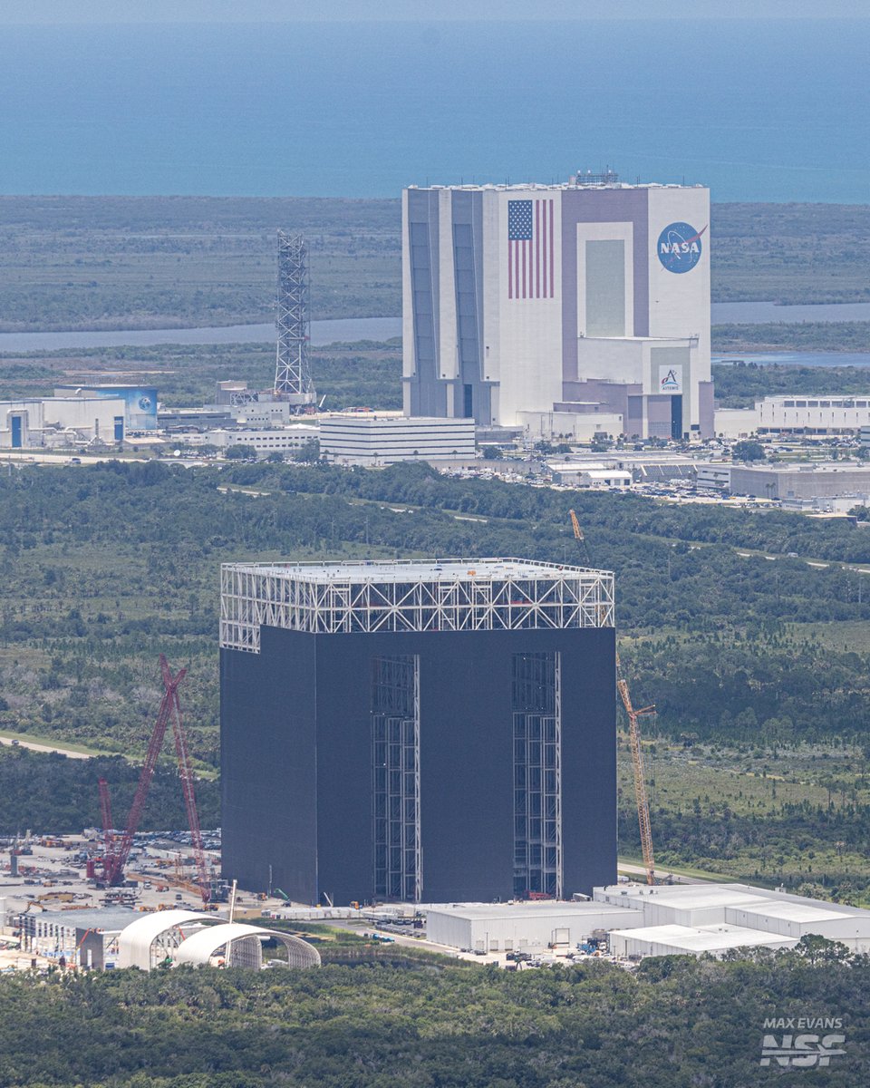 _MaxQ_'s tweet photo. The Space Coast skyline is changing so fast these days.   

With Gigabay now at its full height in Florida, we can finally compare it to the historic VAB together—and OH MY GOODNESS! Not to mention the progress at 39A🇺🇸 and other hardware spotted at Roberts Road.

'Twas a solid flight for the @NASASpaceflight team this afternoon. Full video releasing next week!