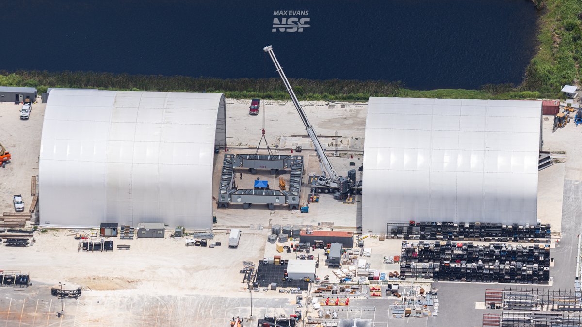 _MaxQ_'s tweet photo. The Space Coast skyline is changing so fast these days.   

With Gigabay now at its full height in Florida, we can finally compare it to the historic VAB together—and OH MY GOODNESS! Not to mention the progress at 39A🇺🇸 and other hardware spotted at Roberts Road.

'Twas a solid flight for the @NASASpaceflight team this afternoon. Full video releasing next week!