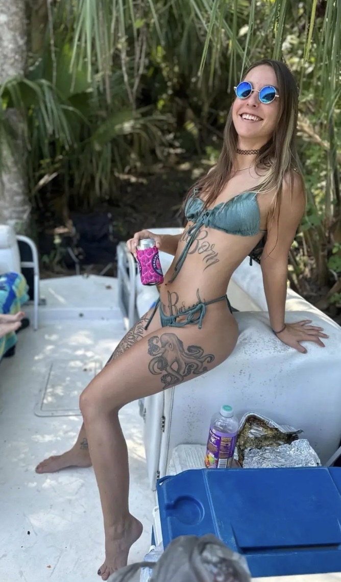 CerfiaFR's tweet photo. 🇺🇸🐊 DRAME | Après avoir plaisanté sur la présence d’un alligator dans l’eau, une Américaine de 31 ans a été mortellement attaquée en Floride.

Quelques minutes avant le drame, elle, son compagnon et une amie riaient de l’éventualité qu’un alligator se cache sous l’eau. Peu après, un reptile d’environ 4 mètres l’a saisie et a effectué une « vrille de la mort », soit une rotation puissante dans l’eau, qui permet aux alligators de désarticuler ou noyer leurs proies, ne laissant aucune chance à sa victime.

Son compagnon a tenté en vain de la dégager de ses mâchoires. Deux alligators ont ensuite été abattus par les autorités. (New York Post)