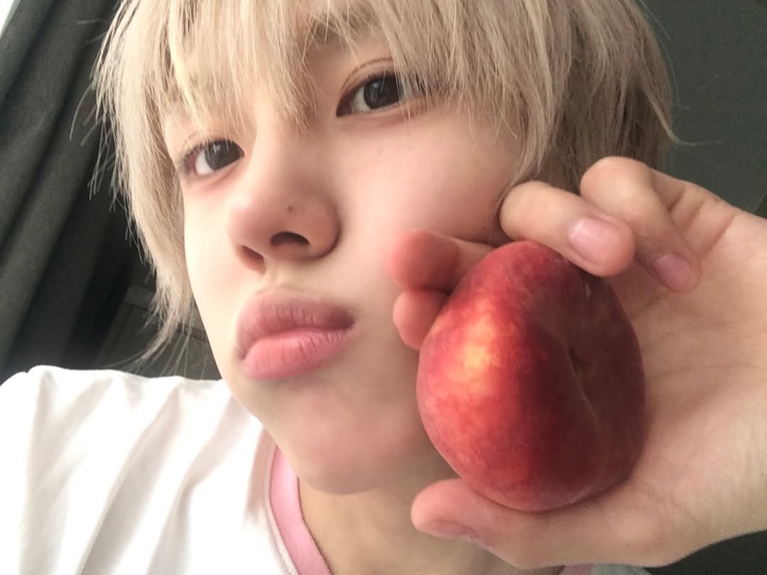 feongmin's tweet photo. like an~ apple! yes! ᡣ𐭩 
it's red . . sweet, and yummy—
like me? oooops https://t.co/WmPAtY0UGB