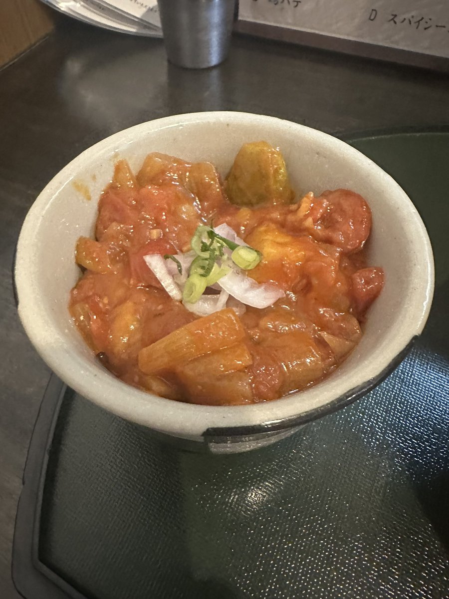 senjusan's tweet photo. ORIBE
白湯麺ver.4.7改番外編
~泡・まるごと甘海老~
月、水は行くお店が固定されてるんだけどお気に入りのお店は火曜日休みが多く毎週悩ましいところでしたが先週に引き続きORIBEさんへポールで突撃💨
つけ麺とめっちゃ迷ったが白湯麺をチョイス🫣
そのまんま甘海老の風味と旨味が全体を包み込むような白湯スープは程よい濃度ときめ細かい泡の優しいアプローチが堪らない🤤
ローストトマト🍅が刻むアクセントも👍
滑らかな舌触りと弾むような弾力が心地いい平打ち麺はスープによく馴染み相性も良き✨
三浦店主から先週の麺と違いますがどうですか？と声をかけて頂きましたがちょっと食感が違うけど全然美味しいですよ😋
そもそも麺が美味しいお店しか行かないので安心してください🤭
そして人生初となるラタトゥイユ丼を頂きましたが今が旬の夏野菜をふんだんに使用したニースの郷土料理だけあり今までに食べたことない風味が凄く新鮮☺️
夏野菜をオリーブオイルで炒めトマトを加えて煮込んであるので爽やかな清涼感が広がり奥行きのある味わいがクセになりそう😚
甘海老白湯とのマッチングも最高だしめちゃくちゃ美味かった🤣
ORIBEさんは限定メニューが豊富だしハンター予備軍には重宝するのね〜😂