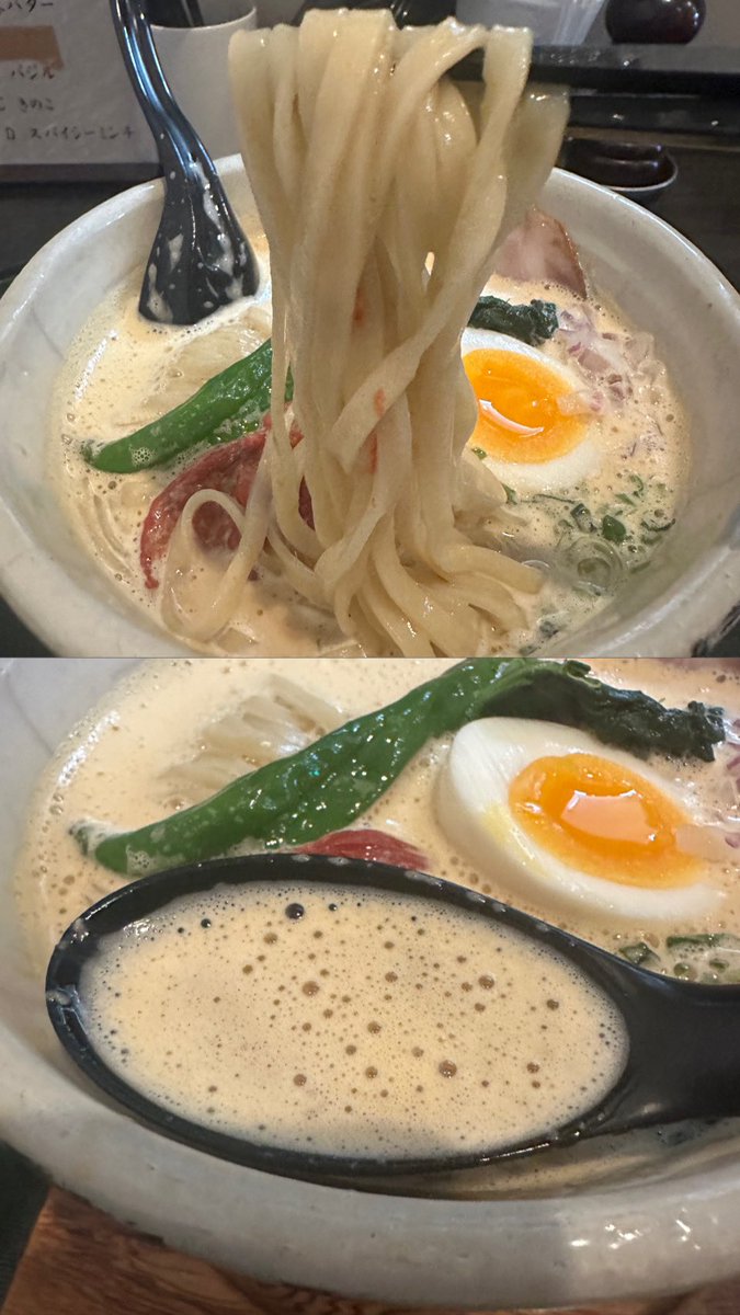 senjusan's tweet photo. ORIBE
白湯麺ver.4.7改番外編
~泡・まるごと甘海老~
月、水は行くお店が固定されてるんだけどお気に入りのお店は火曜日休みが多く毎週悩ましいところでしたが先週に引き続きORIBEさんへポールで突撃💨
つけ麺とめっちゃ迷ったが白湯麺をチョイス🫣
そのまんま甘海老の風味と旨味が全体を包み込むような白湯スープは程よい濃度ときめ細かい泡の優しいアプローチが堪らない🤤
ローストトマト🍅が刻むアクセントも👍
滑らかな舌触りと弾むような弾力が心地いい平打ち麺はスープによく馴染み相性も良き✨
三浦店主から先週の麺と違いますがどうですか？と声をかけて頂きましたがちょっと食感が違うけど全然美味しいですよ😋
そもそも麺が美味しいお店しか行かないので安心してください🤭
そして人生初となるラタトゥイユ丼を頂きましたが今が旬の夏野菜をふんだんに使用したニースの郷土料理だけあり今までに食べたことない風味が凄く新鮮☺️
夏野菜をオリーブオイルで炒めトマトを加えて煮込んであるので爽やかな清涼感が広がり奥行きのある味わいがクセになりそう😚
甘海老白湯とのマッチングも最高だしめちゃくちゃ美味かった🤣
ORIBEさんは限定メニューが豊富だしハンター予備軍には重宝するのね〜😂
