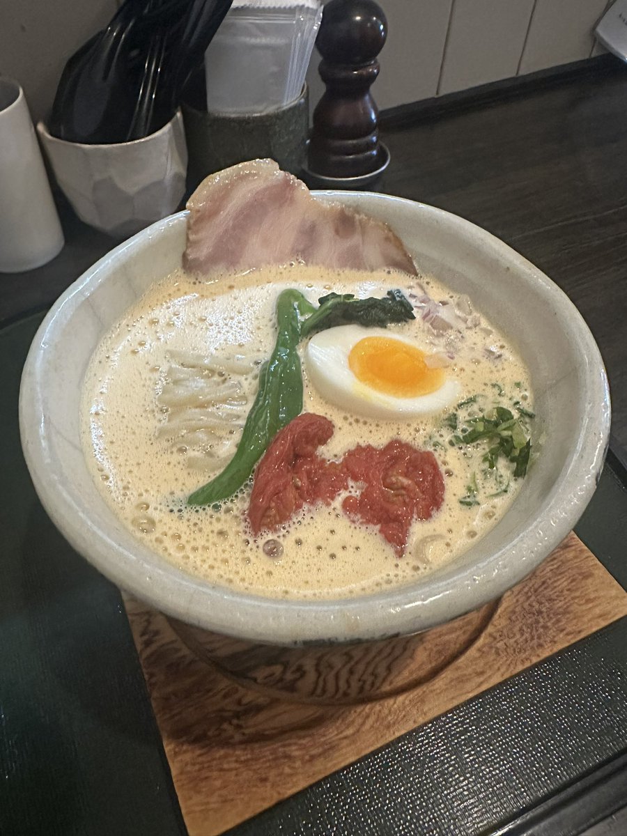 senjusan's tweet photo. ORIBE
白湯麺ver.4.7改番外編
~泡・まるごと甘海老~
月、水は行くお店が固定されてるんだけどお気に入りのお店は火曜日休みが多く毎週悩ましいところでしたが先週に引き続きORIBEさんへポールで突撃💨
つけ麺とめっちゃ迷ったが白湯麺をチョイス🫣
そのまんま甘海老の風味と旨味が全体を包み込むような白湯スープは程よい濃度ときめ細かい泡の優しいアプローチが堪らない🤤
ローストトマト🍅が刻むアクセントも👍
滑らかな舌触りと弾むような弾力が心地いい平打ち麺はスープによく馴染み相性も良き✨
三浦店主から先週の麺と違いますがどうですか？と声をかけて頂きましたがちょっと食感が違うけど全然美味しいですよ😋
そもそも麺が美味しいお店しか行かないので安心してください🤭
そして人生初となるラタトゥイユ丼を頂きましたが今が旬の夏野菜をふんだんに使用したニースの郷土料理だけあり今までに食べたことない風味が凄く新鮮☺️
夏野菜をオリーブオイルで炒めトマトを加えて煮込んであるので爽やかな清涼感が広がり奥行きのある味わいがクセになりそう😚
甘海老白湯とのマッチングも最高だしめちゃくちゃ美味かった🤣
ORIBEさんは限定メニューが豊富だしハンター予備軍には重宝するのね〜😂