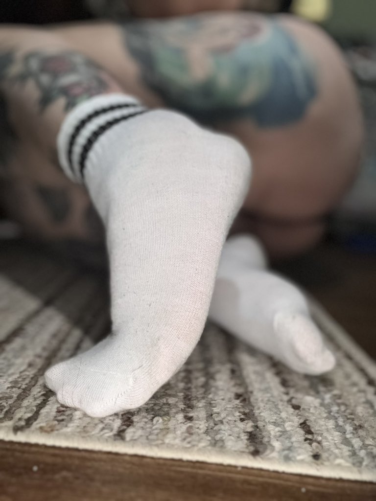 ToeFlixNChill's tweet photo. I'm selling feet pics and "a little more" if you're interested😉 #findom #feetfetısh #feetworshi̇p https://t.co/NTWkdp6lAL