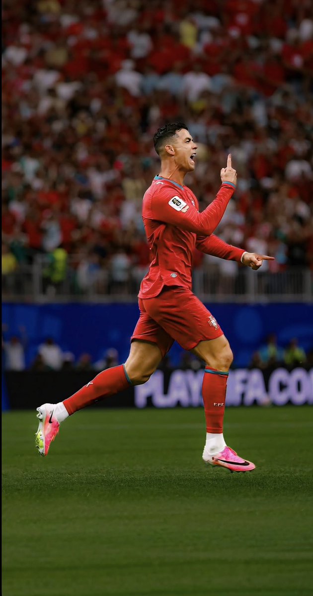 it_Rutie's tweet photo. Everyone is awake for Ronaldo. 🤯 https://t.co/UHxHx90nq0