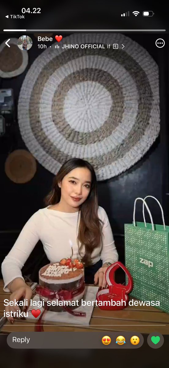 aaaaaaajah's tweet photo. nangis pas liat story ini, karena keseringan LDR dari jaman pacaran dan sadar sekarang udh jdi istri, jadi bikin aku mikir, selama LDR ini aku udah bener ga ya jadi istri dia? aku sudah patuh dan berbakti ga ya sama dia? menggingat dia selalu mengusahakan apapun yang aku mau https://t.co/UprtB7cCDO