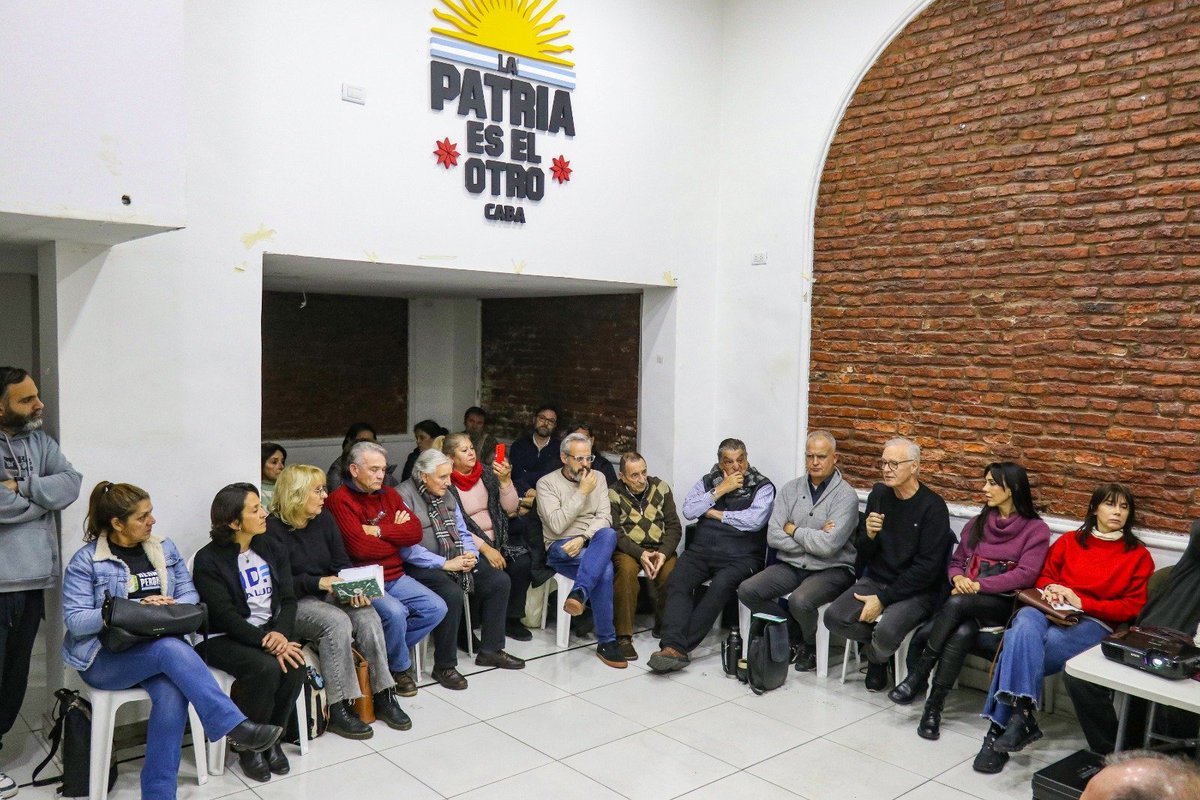 MDAFmoreno's tweet photo. Participamos del Primer Plenario Federal de @MDFSALUDoficial , un espacio de construcción colectiva para organizar la defensa de la salud pública y seguir fortaleciendo un proyecto político para nuestro pueblo.

Hay otro camino 🇦🇷✌️ https://t.co/aUQVINSTwK