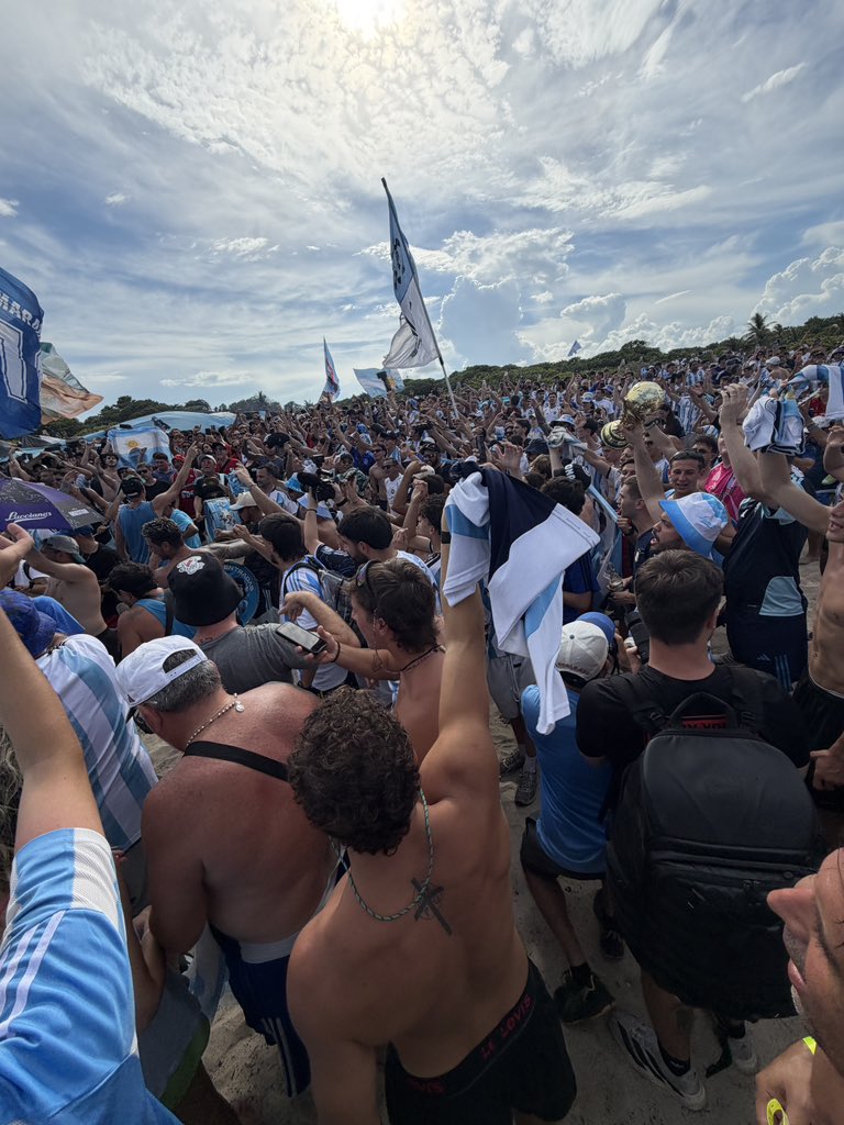 TyCSports's tweet photo. BANDERAZO EN LAS PLAYAS DE MIAMI 💙🇦🇷 https://t.co/Iof6NCrQrA