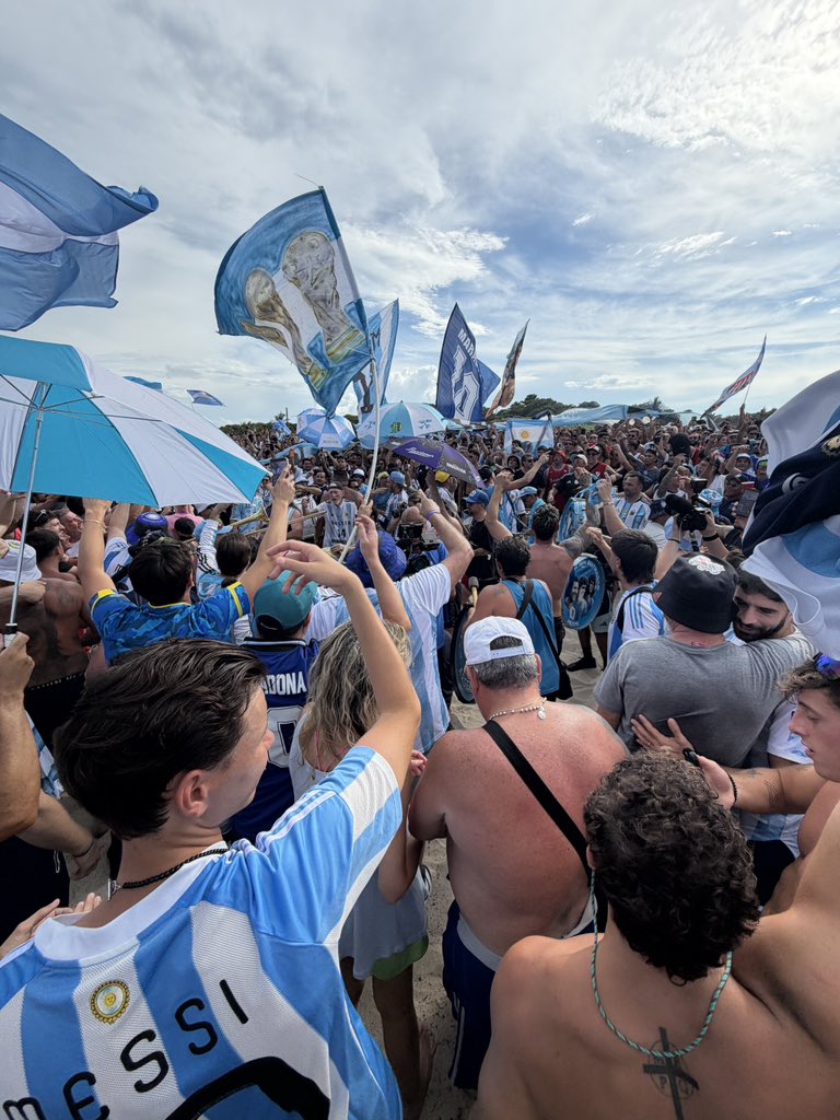 TyCSports's tweet photo. BANDERAZO EN LAS PLAYAS DE MIAMI 💙🇦🇷 https://t.co/Iof6NCrQrA