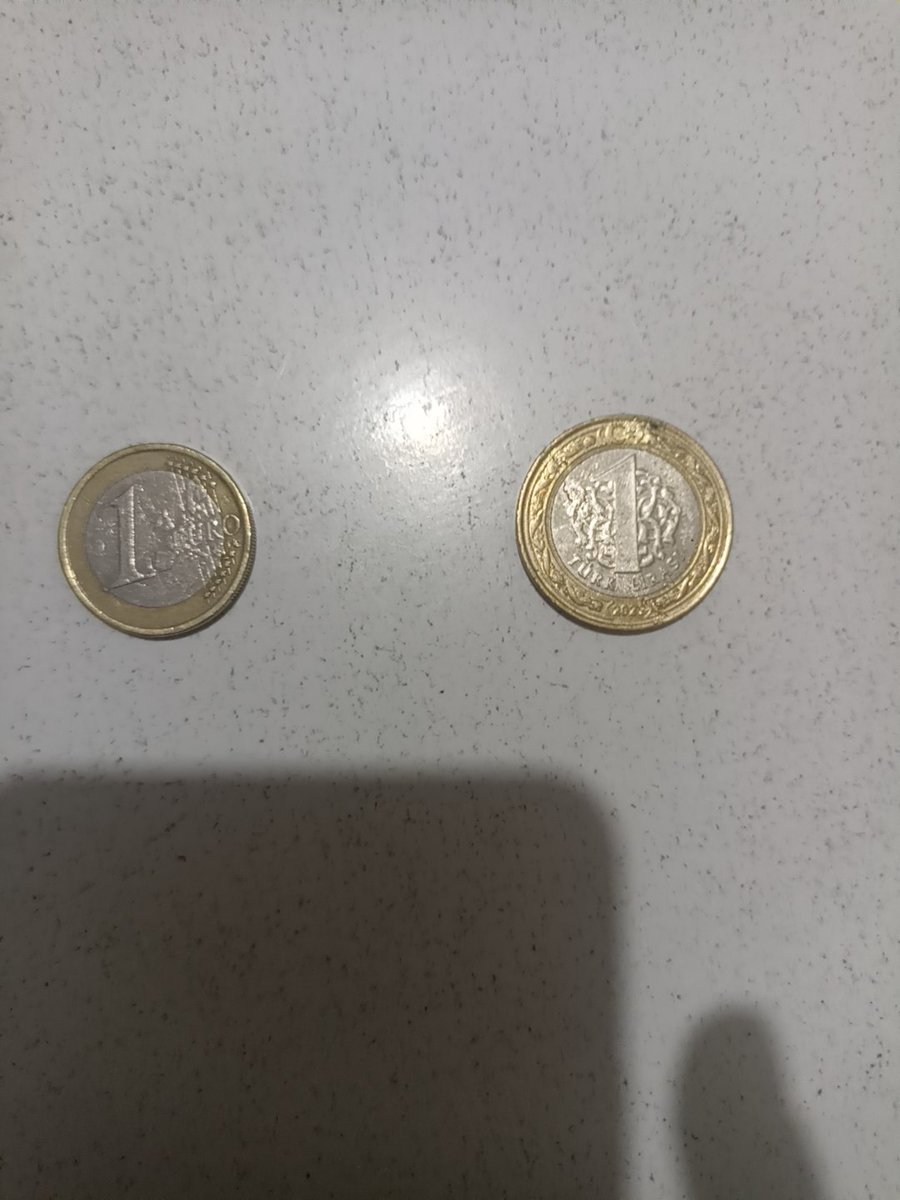 steveyigit_'s tweet photo. 1 Euro ve 1 TL
Birbirine benziyorlar ama sağdakinden 50 tane versen soldakinden 1 tane alamıyorsun döviz bürosunda https://t.co/dbEtKYpJoK