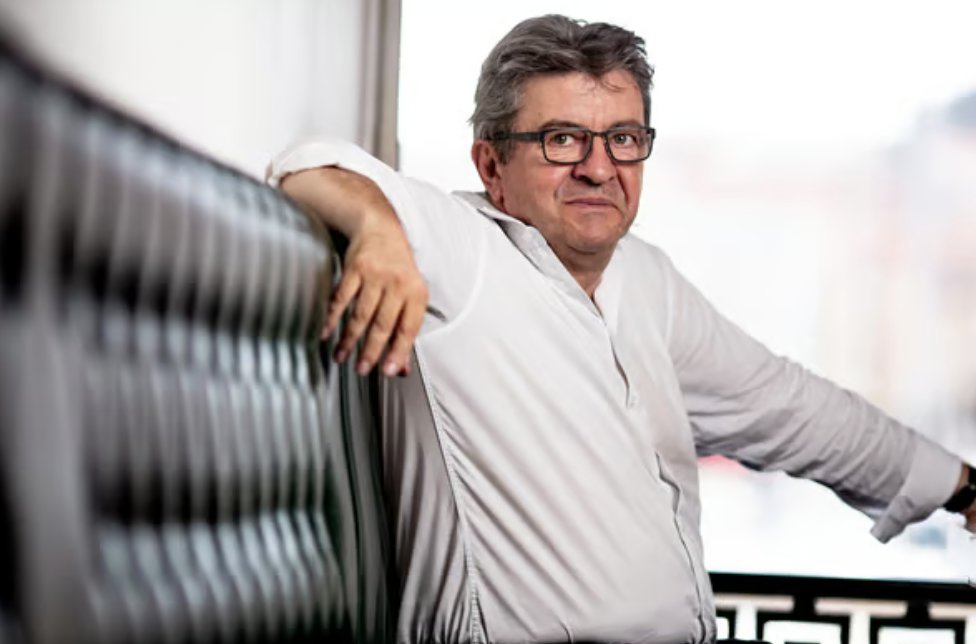 mrvicfer's tweet photo. Mélenchon vient de découvrir la propriété privée.

À l'occasion de la sortie de GTA 6 sans support physique et de l'annonce de Sony de mettre fin aux disques pour les jeux en 2028, le leader de LFI s'indigne : "Demain, vous paierez sans jamais rien posséder. Ni prêt, ni revente, ni garantie de conserver ce qu'on a payé."

Il a raison sur le fond. La dématérialisation forcée des biens culturels est un vrai problème de droits des consommateurs. Le fait de payer 70 euros pour un jeu qu'un éditeur peut effacer de votre bibliothèque du jour au lendemain mérite effectivement d'être débattu.

Sardoche, le YouTubeur gaming, a résumé la situation en une phrase : "Seul moment où vous êtes pour la propriété privée, c'est pour draguer les gamers finalement."

Et c'est là que tout s'effondre.

Jean-Luc Mélenchon veut démanteler l'empire Bolloré. Son parti a voté pour la taxation des successions à 100% au-delà d'un certain seuil. 

LFI défend le plafonnement des loyers, la nationalisation des entreprises stratégiques, la taxation à 90% des très hauts revenus. 

Son programme remet en cause la propriété privée sous toutes ses formes dès qu'elle dépasse ce qu'il juge raisonnable.
Mais là, les gamers. Là, la propriété privée est soudainement sacrée. Là, "les joueuses et joueurs aussi ont des droits."

Ce n'est pas une prise de conscience libérale. C'est du calcul électoral pur.

Les gamers représentent 38 millions de personnes en France. Ils sont jeunes, masculins majoritairement, de plus en plus méfiants envers le discours progressiste. LFI les a perdus sur l'immigration, l'économie, le wokisme. Alors on essaie le jeu vidéo.

Le principe de la propriété privée, Mélenchon y croit quand ça lui rapporte des votes. Pas autrement.