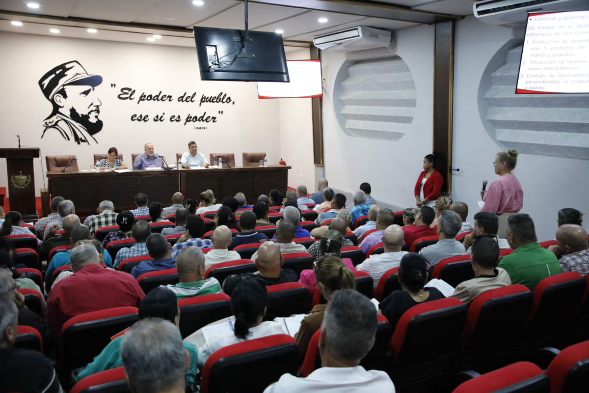 MMarreroCruz's tweet photo. En Pinar del Río, sede del 26, intercambiamos con las máximas autoridades sobre la implementación de las transformaciones económicas y sociales. 

Tenemos que desatar nuestras fuerzas productivas, actuar con agilidad y preparar a los municipios para las nuevas responsabilidades. https://t.co/LwHwoLUt2G