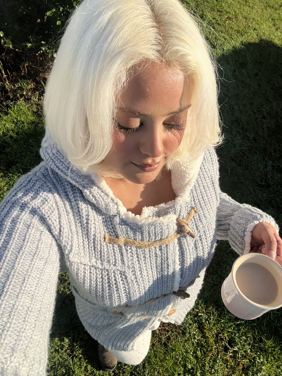 kidasnow's tweet photo. it’s 6 degrees celsius, the morning dew is icy. i have my uggs on and a fresh cup of ginger chai in the garden. happy winter! https://t.co/ssJ2NDCusH