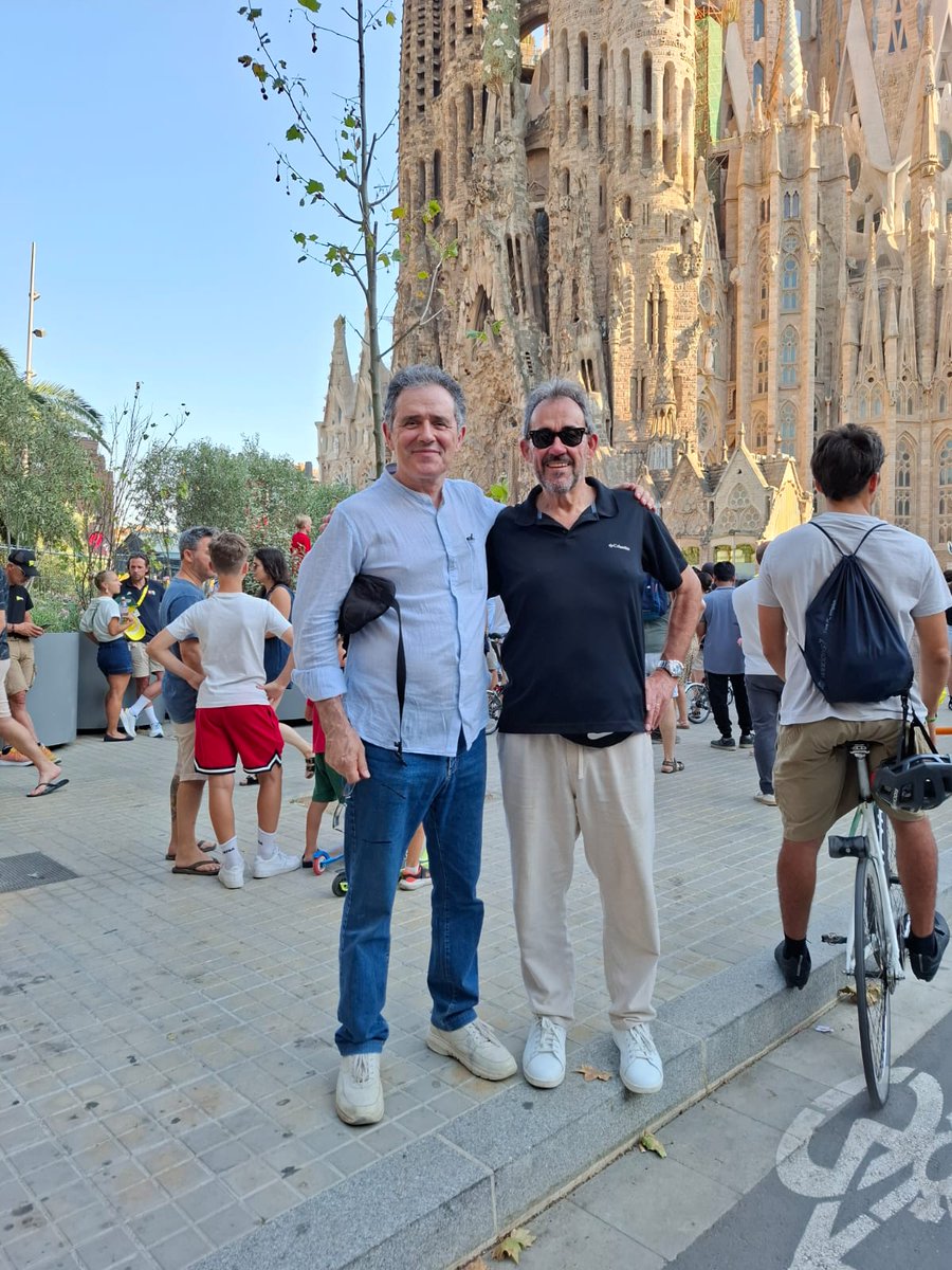 Societatcc's tweet photo. Como se comprometió, la Junta Directiva de SCC ha dado la bienvenida al @LeTour de Francia en su presentación en Barcelona.

¡Bienvenido a España! https://t.co/hu1aczSj9S