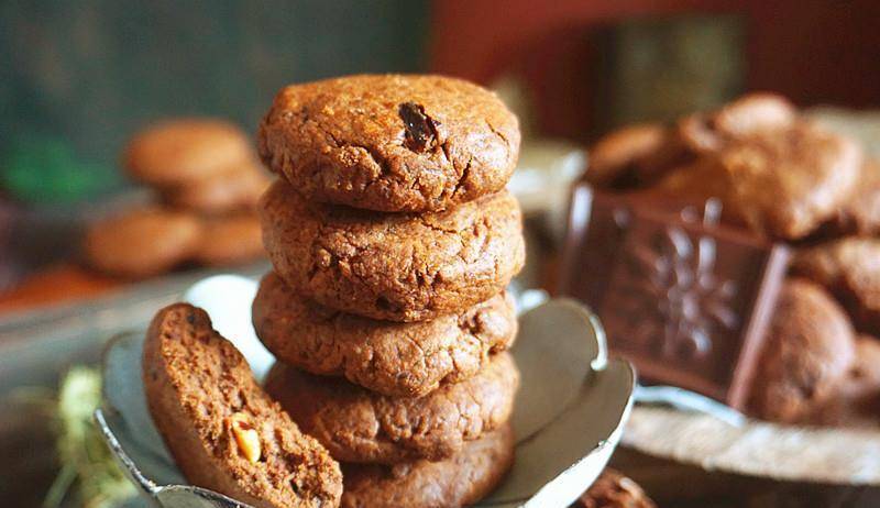 Erik92281309's tweet photo. Just had the coziest Sunday baking session with my grandma! Freshly baked chocolate chip cookies straight from the oven—warm, gooey, and full of love. Who’s got their go-to baking trick #BakingJoy #HomeBakes https://t.co/aWSC94gYp9