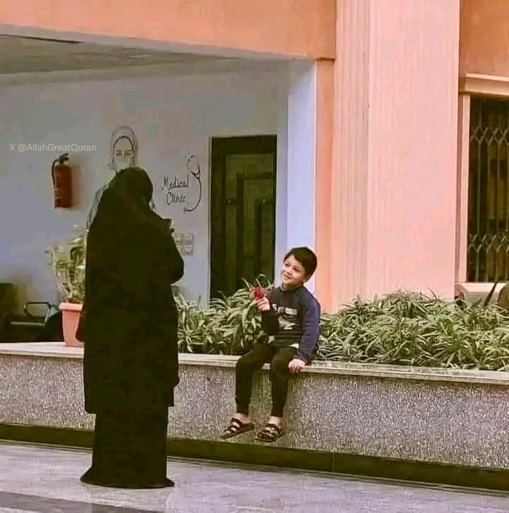 AllahGreatQuran's tweet photo. If your mother is still alive, may Allah grant her a long life. 🤲🏻 https://t.co/xXRyNj7wl5