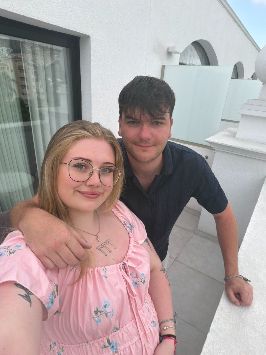 8ABYGRL's tweet photo. i can confirm being on holiday is 1000x better than being at home https://t.co/MWDxxXB0ku