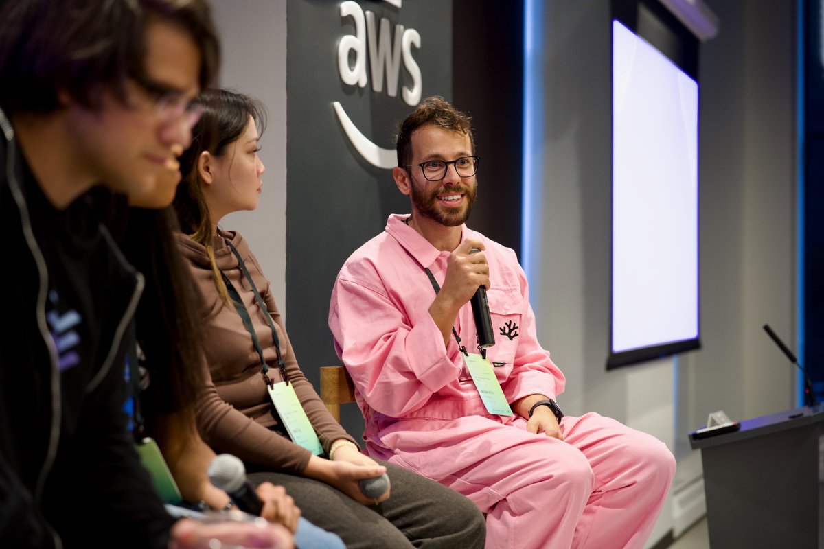 kunalstwt's tweet photo. What an incredible turnout at the AI Engineer Happy Hour yesterday, hosted by @WeMakeDevs and @HackerSquadSF at the AWS Builder Loft in San Francisco! 🇺🇸

Shoutout to @QodoAI and @WithCoral_com for sponsoring! 👏

The energy was great, the panel discussions were sharp, and it was brilliant connecting with so many people over good food.

Heading back to London today, but I’ll be back next month for more events. See you all soon.
