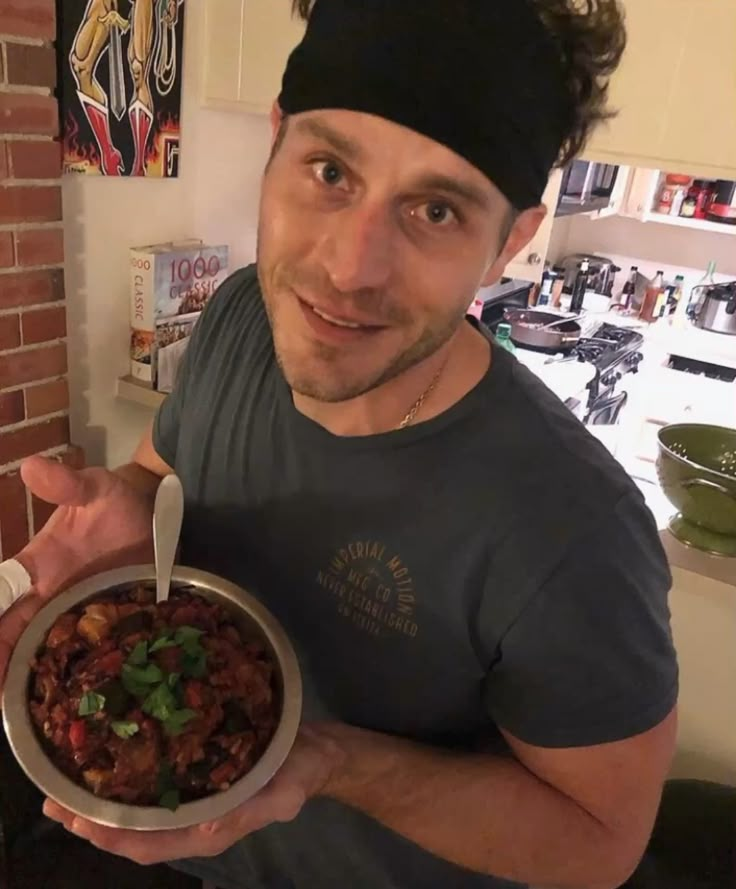 DeboraL1511's tweet photo. Just passing by to say how much I miss @LouFerrignoJr
I hope he's okay. I also hope he shows up soon, sends a message, posts a video, shares a project, teaches a recipe with no mayo (I hate it too!)
Anything with him is amazing.

Signed: A big fan, me.
💕 https://t.co/s4yrYWuZgu
