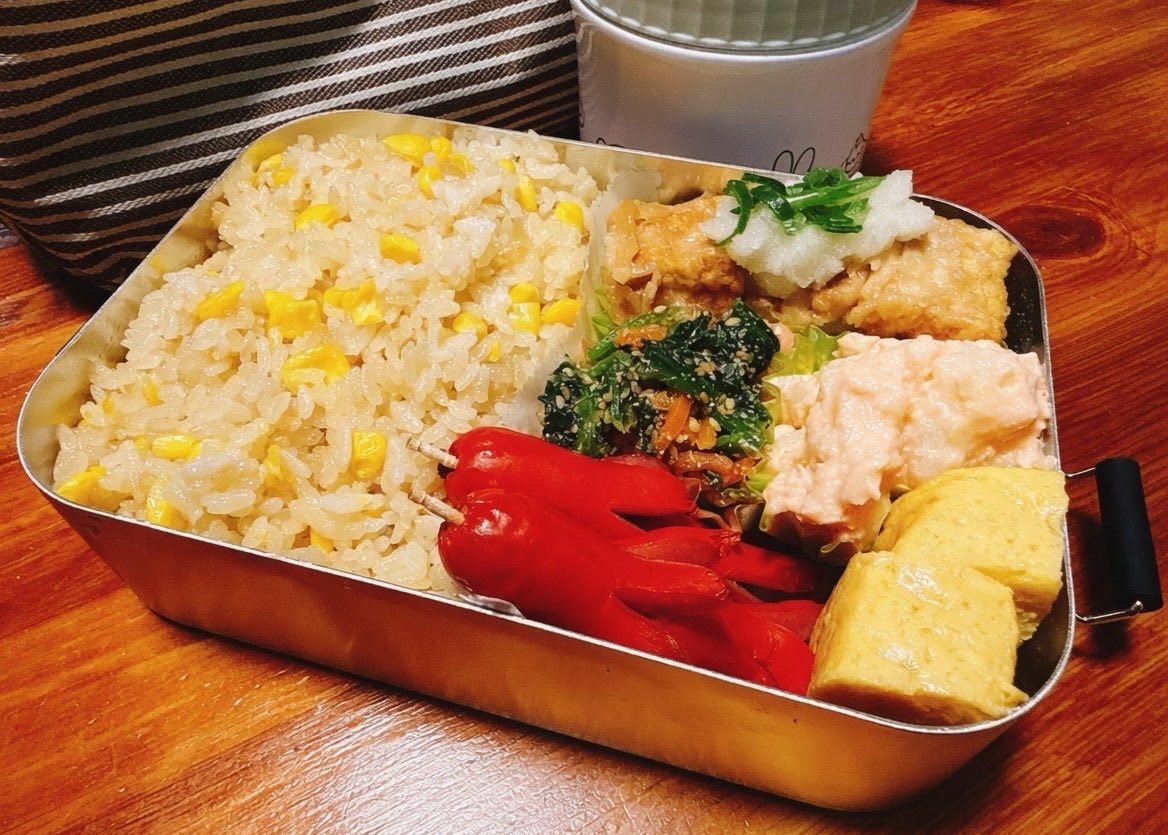 mill_verano's tweet photo. おはようございます😃今日の旦那っちお弁当でござります🍱
とうもろこしのバター醤油炊き込みご飯、揚げ出し豆腐、ほうれん草の胡麻和え、たらもサラダ、赤ウインナー、甘い卵焼き、お味噌汁🍲

昨日は早く寝てしもた…😴💦

#お弁当記録 
#楽たま生活 https://t.co/CP4tlpbYmx