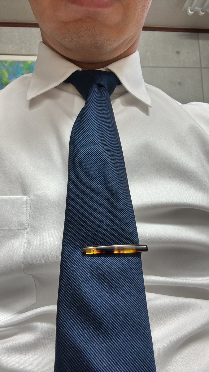 wada_fudosan's tweet photo. おはようございます。今日から宅建士として、新しい一歩を踏み出します。

父親からピン留めを何本かもらいました。少し古臭いデザインかもしれませんけど、こういうのを譲ってもらうというのも、ありがたいものだなと思います。 https://t.co/YlDVMPDgAJ