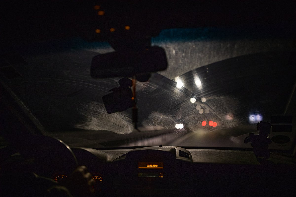 lili_xnn's tweet photo. Just missed the last bus home, freezing in the rain—then a stranger pulled over, offered a lift even though it was totally out of their way. Small kindness that turned a bad night around completely. https://t.co/PtyrulX8E8