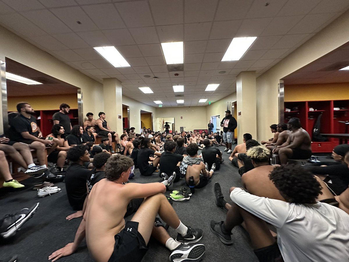 SWCJaguarFB's tweet photo. Special thank you to @Coach_ChrisCook of the @AZCardinals for coming and pouring into our student athletes.
“ Surround yourself with good people so that you get the future you desire.”
- Chris Cook
#GoLEFT👈🏽 #Ubuntu🤝🏽#D1Model💪🏽 https://t.co/0DGt60PuWS