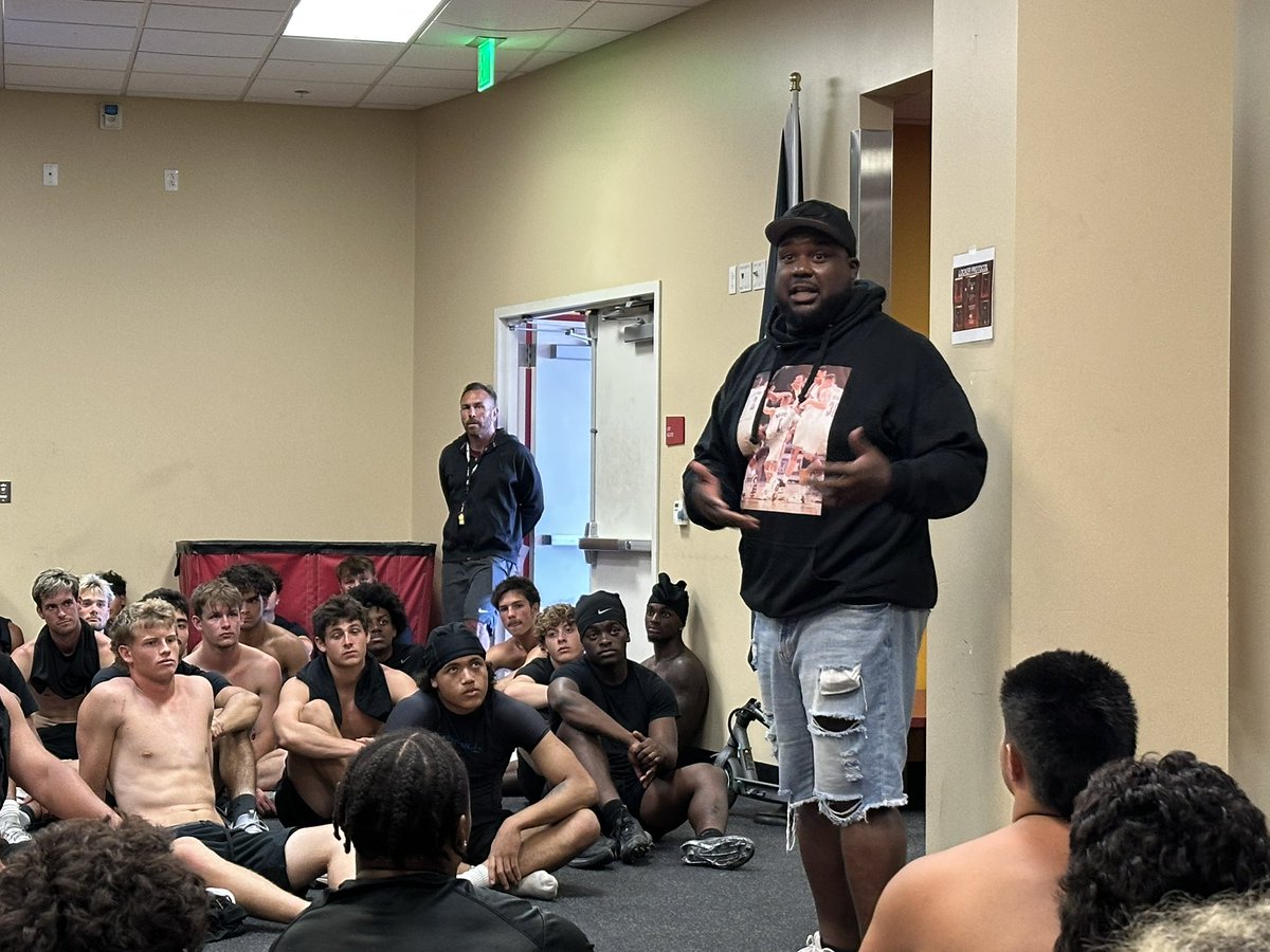 SWCJaguarFB's tweet photo. Special thank you to @Coach_ChrisCook of the @AZCardinals for coming and pouring into our student athletes.
“ Surround yourself with good people so that you get the future you desire.”
- Chris Cook
#GoLEFT👈🏽 #Ubuntu🤝🏽#D1Model💪🏽 https://t.co/0DGt60PuWS