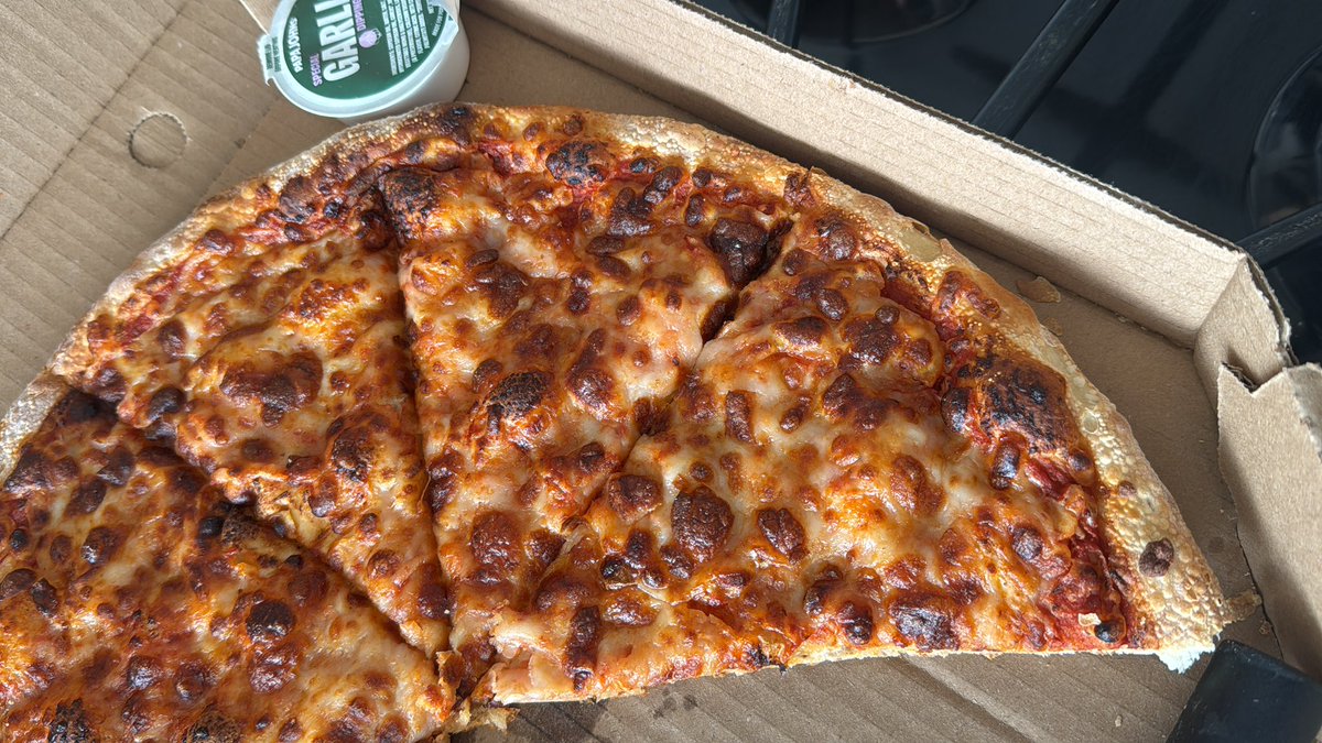principessamed's tweet photo. @Profeco verifica a estos de @PapaJohns @Papajohnsmx me entregaron pura masa quemada. Sin ingredientes, sin salsa de jitomate. Además de tardarse hora y media en entregar. 
Ayuda @Profeco https://t.co/liHpAVYULt