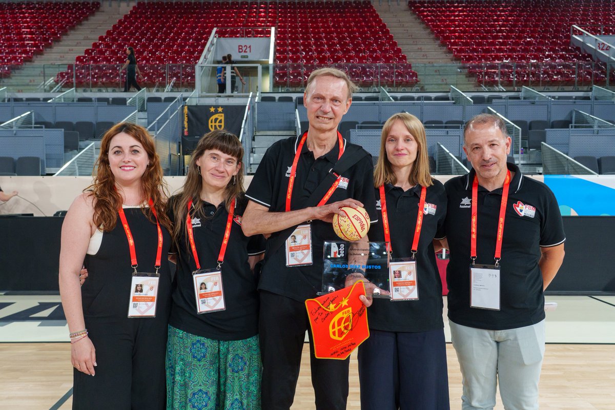 FBMadrid's tweet photo. Tras el partido entre España y Dinamarca, Carlos Díez Bustos, histórico oficial de mesa de la FBM, ha recibido una placa de @ArbitrosAEBA como reconocimiento a su trayectoria rodeado de sus compañeros.

Más que merecido👏 https://t.co/zPTgAn2sIm