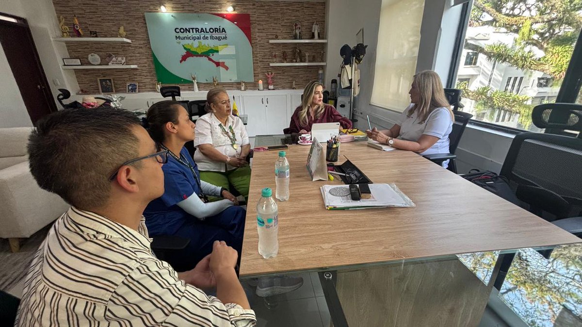 CMIbague's tweet photo. 👩🏼‍💻 La contralora Francy Johanna Ardila Salazar fortalece alianzas por la transparencia. 🤝 Junto al Dispensario del Ejército Nacional y sus veedurías impulsaremos escenarios de participación ciudadana. Además, accederán a capacitaciones y diplomados con la ESAP. 🎓#ControlSocial https://t.co/trprZ4Ve5G