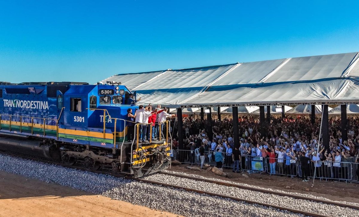 LulaOficial's tweet photo. Mais 101km da Transnordestina entregues hoje, em Quixeramobim (CE). 

Esta é a maior obra de infraestrutura linear em execução no nosso país. A Transnordestina leva grãos, fertilizantes, combustíveis, cimento e minério. E traz emprego, escoamento da produção e desenvolvimento regional.

Cruza 53 municípios. São 1.206 quilômetros entre Eliseu Martins (PI) e o Porto do Pecém (CE). Desse total, 777km estão concluídos. Entregamos hoje 100 vagões graneleiros e confirmamos a produção de outros 370.  Anunciamos o desembolso de mais R$ 600 milhões para acelerar a sequência das obras. 

Quando estiver finalizada, a Transnordestina terá capacidade para transportar mais de 30 milhões de toneladas de cargas por ano. Um marco para a infraestrutura nacional e para o desenvolvimento do Nordeste.

📸 @ricardostuckert