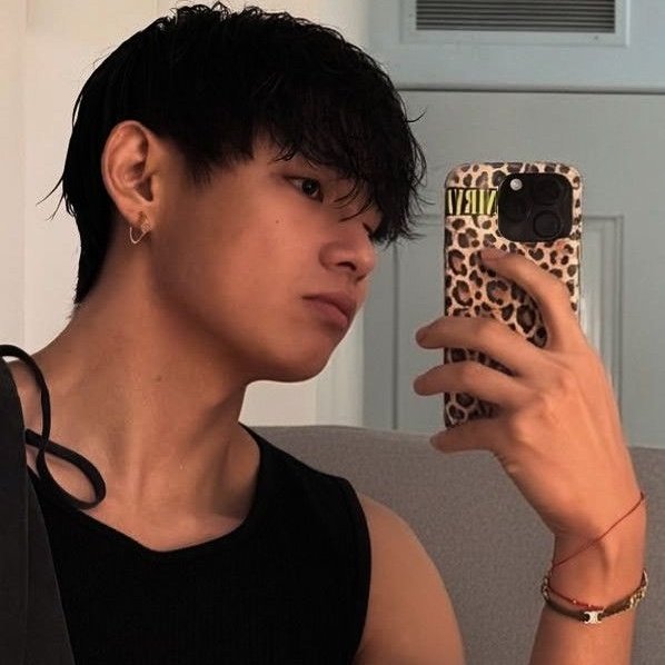thvvmnijk's tweet photo. #taekookau onde taehyung é apaixonado pelos peitos do seu melhor amigo https://t.co/7qOxz5kacc
