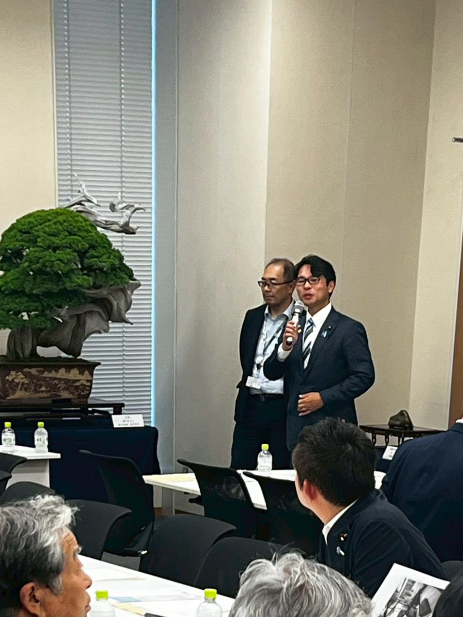 KONYosuke0118's tweet photo. 昨日参加させていただいた、盆栽水石産業振興議員連盟は、とても興味深い内容でした。

海外において「BONSAI」が国際語として定着しており、作品が高値で取引されていることや、その価値ゆえに盗難被害の規模が膨らんでいることなど、盆栽が持つ価値の大きさを知ることができました。

このような我が国文化の保全と産業的な振興を両立するためにも、コンテンツとしてのさらなる強化が重要であると感じました。
私からはその一例として、福井の若狭梅での梅盆と、伝統産業である越前和紙とをコラボさせた、越前和紙で作られた盆栽作品についてご紹介させていただきました。