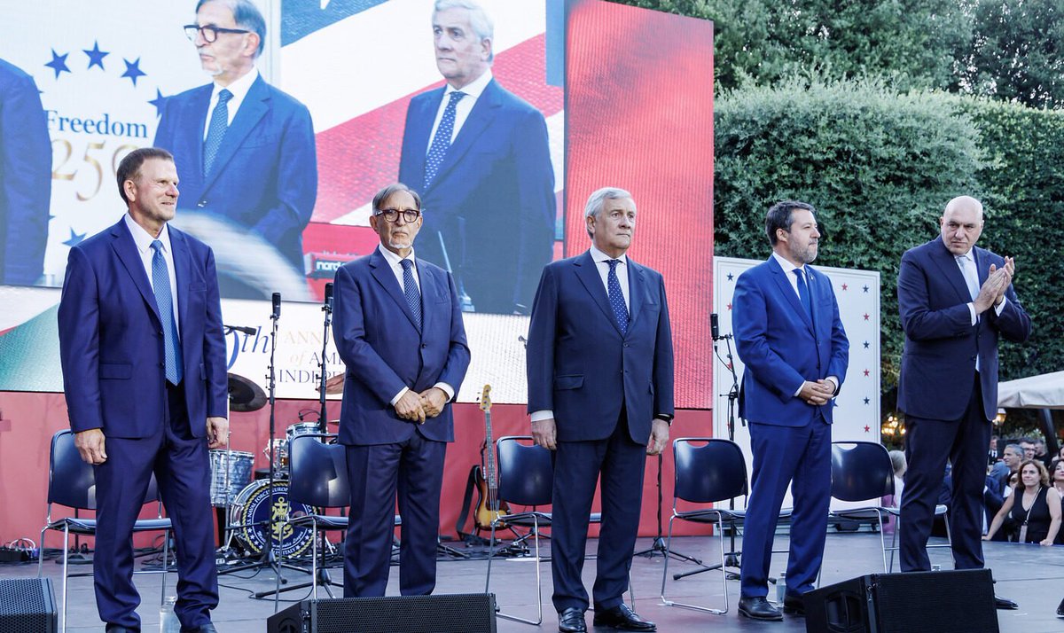 grande_flagello's tweet photo. "Un po' di sano orgoglio nazionale"
Il governo a Villa Taverna per la festa dell'indipendenza americana https://t.co/LcGH5ColKA