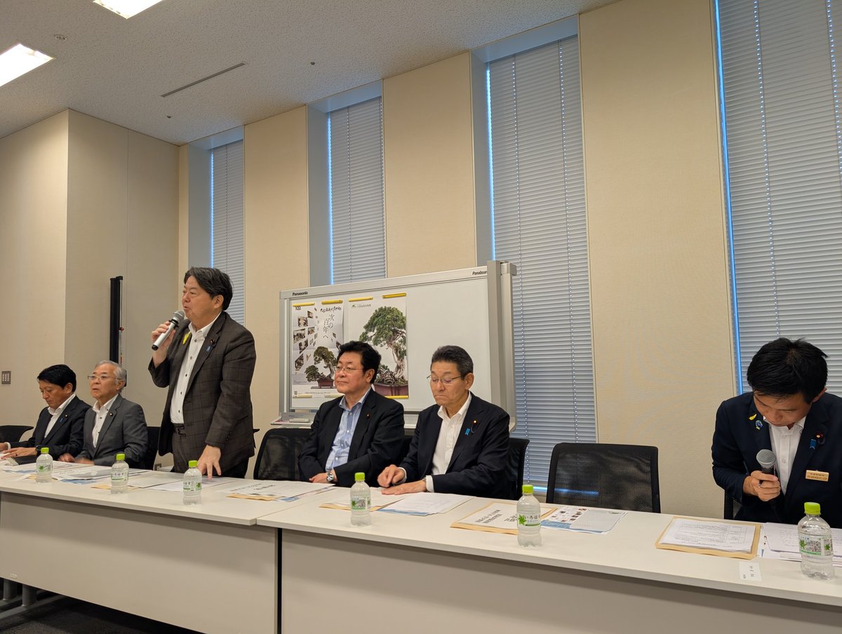 KONYosuke0118's tweet photo. 昨日参加させていただいた、盆栽水石産業振興議員連盟は、とても興味深い内容でした。

海外において「BONSAI」が国際語として定着しており、作品が高値で取引されていることや、その価値ゆえに盗難被害の規模が膨らんでいることなど、盆栽が持つ価値の大きさを知ることができました。

このような我が国文化の保全と産業的な振興を両立するためにも、コンテンツとしてのさらなる強化が重要であると感じました。
私からはその一例として、福井の若狭梅での梅盆と、伝統産業である越前和紙とをコラボさせた、越前和紙で作られた盆栽作品についてご紹介させていただきました。