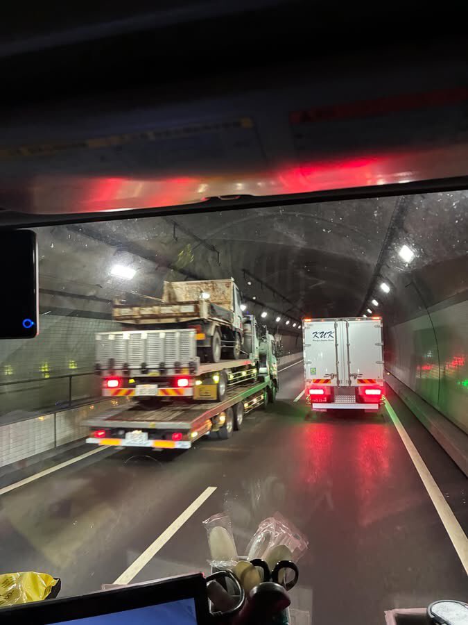 Izumi_Sunagawa's tweet photo. 左側のトレーラー。
キャリアカーに別のトラックを載せ、さらにその上にダンプカーを載せるという「3段重ね」

運転手は真っ黒なアジア系外国人。

クルドもそうだが、コイツら道交法なんか1ミリも理解しちゃいないし任意保険すら入っていない。

こんなヤツらに突っ込まれたら、たまったもんじゃない。