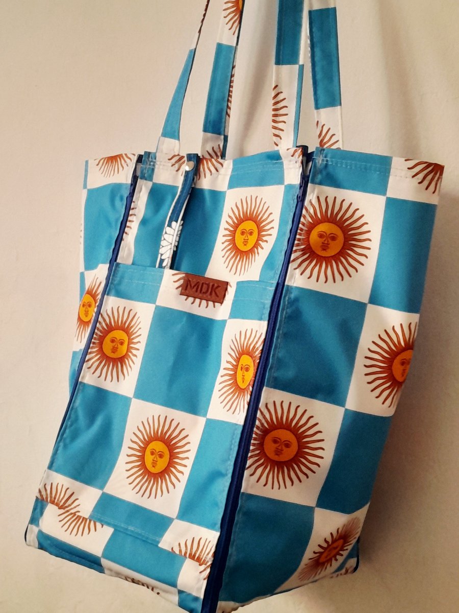 MDKporsiempre's tweet photo. Aviso parroquial
Mañana en la previa al partido de la selección voy a estar en una feria de emprendedores. De 14 a 18 hs, en Pixel, Gascón e Irigoyen Mar del Plata.
Llevo neceseres, mochilas, bolso mantel, bolsas plegables y más para anticipar el día del amigo!
Están invitados!🫶 https://t.co/hy96H3gBYG