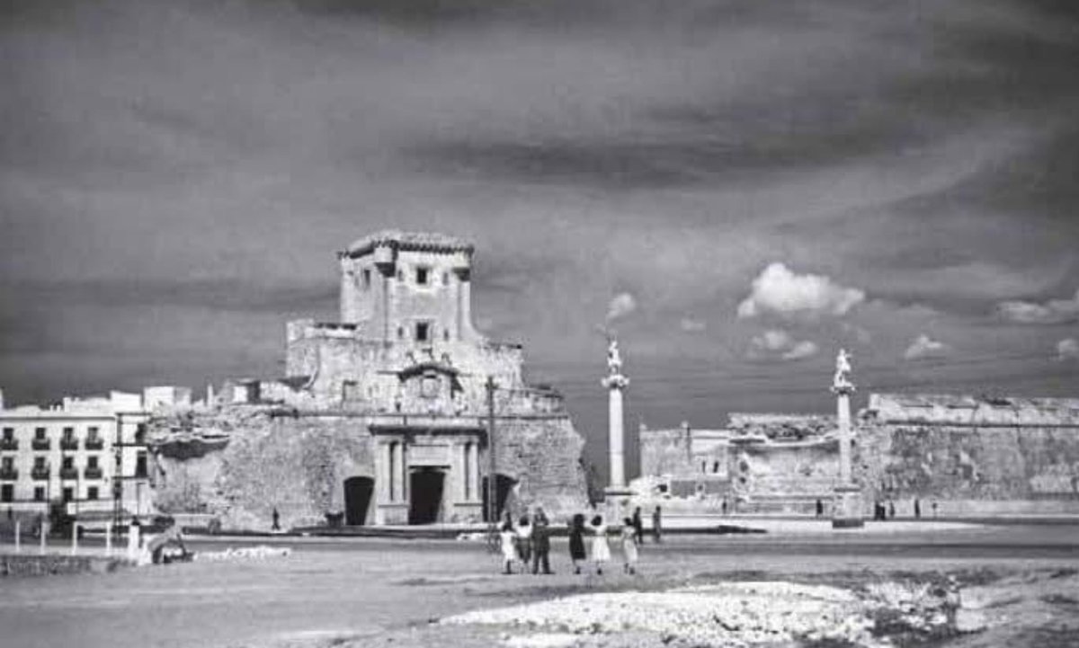 HistoriadeCadiz's tweet photo. Años 40, cuando se pensó en dejar la Puerta de Tierra como la Puerta de Alcalá de Madrid…., después se cambió de opinión y se decidió reconstruir la muralla con dos grandes arcos con la altura suficiente para que pudieran  pasar los trolebuses de dos pisos….#Cádiz https://t.co/9obb0sF1wA