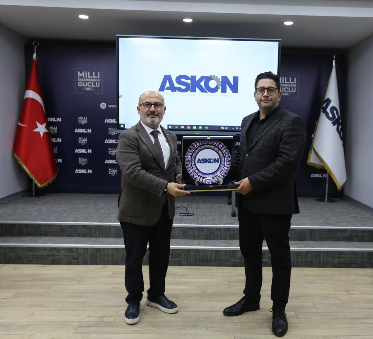 ercanvergili34's tweet photo. ASKON Dış İlişkiler Komisyonu olarak, global iş dünyasında yeni köprüler kurmaya ve güçlü işbirliklerine imza atmaya devam ediyoruz!

Suudi Arabistan Küçük ve Orta Ölçekli İşletmeler Genel Otoritesi (Monsha’at), 1MoreThing Ventures ve Bilişim Vadisi işbirliğiyle düzenlenen program kapsamında; 12 Suudi KOBİ ve kamu yetkililerinden oluşan heyeti ASKON Genel Merkezimizde ağırladık.

Ziyaret kapsamında düzenlediğimiz verimli B2B iş eşleştirme toplantılarıyla, üyelerimiz ve Suudi işletmeler arasındaki ortak yatırım ve işbirliği fırsatlarını masaya yatırdık.

Bu değerli organizasyonun gerçekleşmesindeki katkılarından dolayı Monsha’at, 1MoreThing Ventures ve programın Türkiye tarafındaki operasyonel ortağı Bilişim Vadisi’ne, ayrıca katılım sağlayan tüm heyet üyelerine ve iş insanlarımıza teşekkür ederiz. Global pazarlardaki ticari ilişkilerimize katkı sunacak bu sinerjinin artarak devam etmesini diliyoruz.🇹🇷🤝🇸🇦
@ASKON @orhanaydin