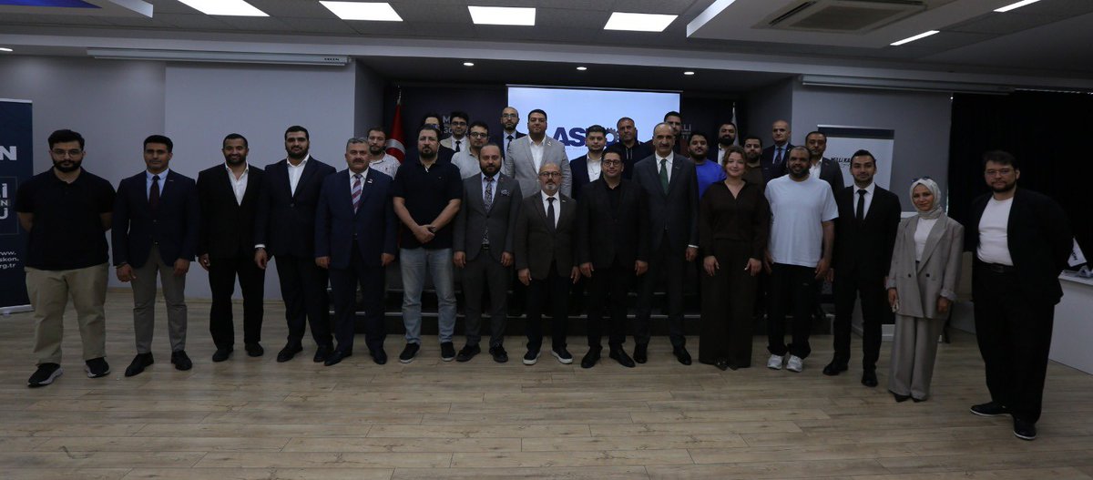 ercanvergili34's tweet photo. ASKON Dış İlişkiler Komisyonu olarak, global iş dünyasında yeni köprüler kurmaya ve güçlü işbirliklerine imza atmaya devam ediyoruz!

Suudi Arabistan Küçük ve Orta Ölçekli İşletmeler Genel Otoritesi (Monsha’at), 1MoreThing Ventures ve Bilişim Vadisi işbirliğiyle düzenlenen program kapsamında; 12 Suudi KOBİ ve kamu yetkililerinden oluşan heyeti ASKON Genel Merkezimizde ağırladık.

Ziyaret kapsamında düzenlediğimiz verimli B2B iş eşleştirme toplantılarıyla, üyelerimiz ve Suudi işletmeler arasındaki ortak yatırım ve işbirliği fırsatlarını masaya yatırdık.

Bu değerli organizasyonun gerçekleşmesindeki katkılarından dolayı Monsha’at, 1MoreThing Ventures ve programın Türkiye tarafındaki operasyonel ortağı Bilişim Vadisi’ne, ayrıca katılım sağlayan tüm heyet üyelerine ve iş insanlarımıza teşekkür ederiz. Global pazarlardaki ticari ilişkilerimize katkı sunacak bu sinerjinin artarak devam etmesini diliyoruz.🇹🇷🤝🇸🇦
@ASKON @orhanaydin